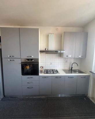 Cucina con forno e frigo e lavandino