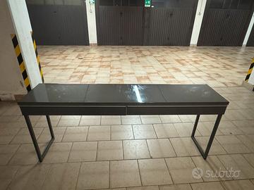 Scrivania con due cassetti