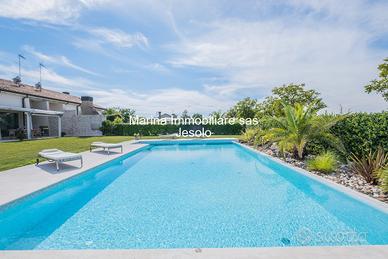 SIGNORILE VILLA CON PARCO PRIVATO E PISCINA