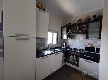 Cucina completa con elettrodomestici