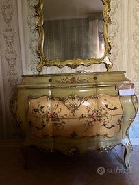 Cassettiera con specchio in stile classico
