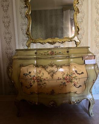Cassettiera con specchio in stile classico