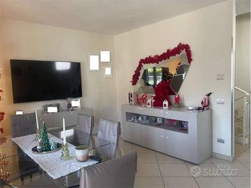 Villa di 299 m² con più di 5 locali e box auto dop