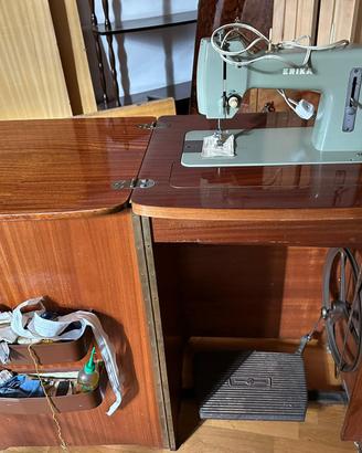 Macchina da cucire a pedale