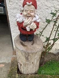 gnomi da giardino e ceppi di legno