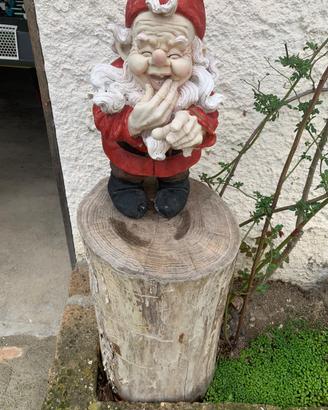 gnomi da giardino e ceppi di legno