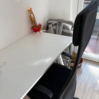 Sedia postazione lavoro con scrivania