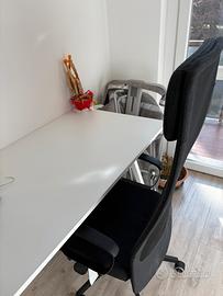 Sedia postazione lavoro con scrivania