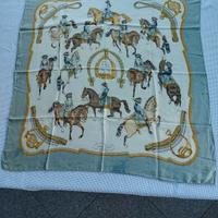 foulard di seta di Hèrmes tema cavalli