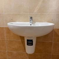 Lavandino a muro in ceramica