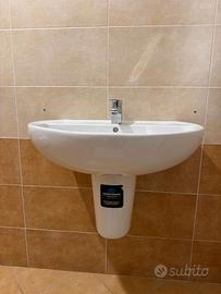 Lavandino a muro in ceramica