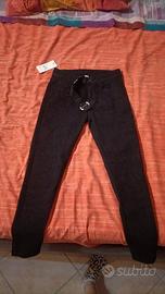 pantaloni neri aderenti