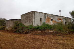 Zona agricola con casa e pozzo