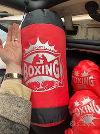 Sacco da box con guantoni