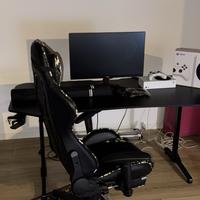 Set  gaming: xbox, scrivania, sedia e monitor