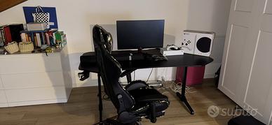 Set  gaming: xbox, scrivania, sedia e monitor