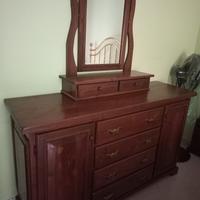 Comò con maniglie in ottone