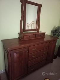 Comò con maniglie in ottone