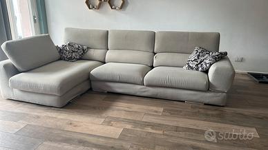 Divano angolare grigio chiaro
