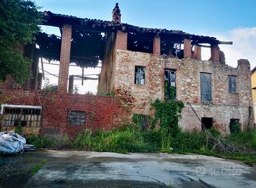 Rustico da ristrutturare con terreno
