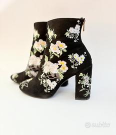 Stivaletti di Miss Selfridge, con fiori ricamati