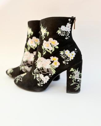 Stivaletti di Miss Selfridge, con fiori ricamati