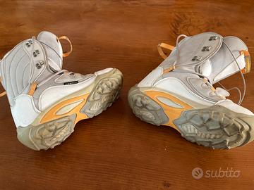 Scarponi colore bianco da snowboard marca ASKE