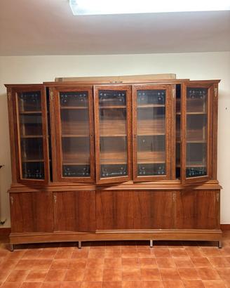 Grande credenza-vetrina in legno e vetro decorato