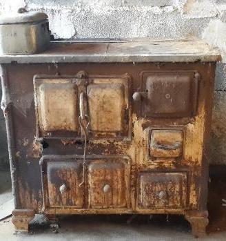 Antica stufa a legna economica