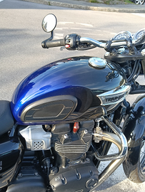 Bonneville T100 Stealth edition