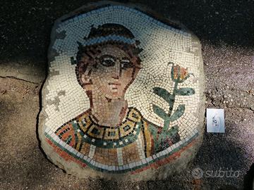 Mosaico "Donna con fiore" cm. 80x70 - cod.06