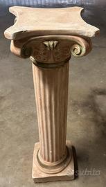 Coppia di  capitelli in Gesso Ionico H65/84 + vaso
