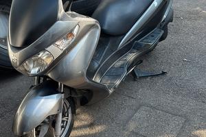 Suzuki burgma 200