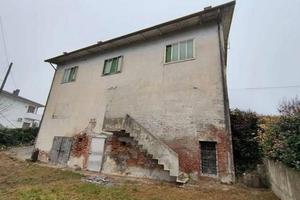 Immobile in asta di 195 m² con 5 locali e box auto