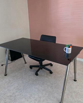 Scrivania da ufficio con piano in vetro