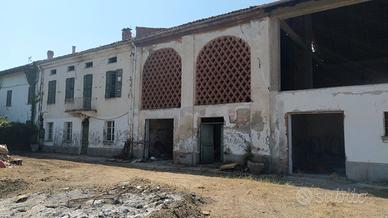 Ampio cascinale soleggiato