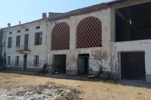 Ampio cascinale soleggiato