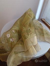 Copritavolino/ comodino in tessuto di voile