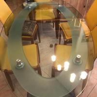 Tavolo ovale elegante in cristallo