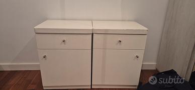 Coppia di comodini in legno bianco