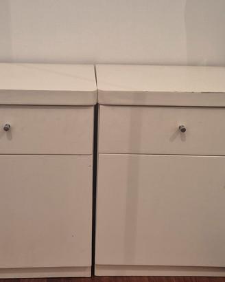 Coppia di comodini in legno bianco