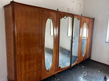 Armadio vintage intarsiato con specchi