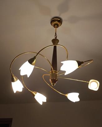 lampadario in legno e metallo colore oro 