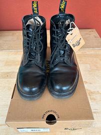 Dr. Martens 101 Anfibio 6 Fori Black 101-10064001