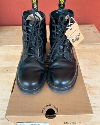 Dr. Martens 101 Anfibio 6 Fori Black 101-10064001