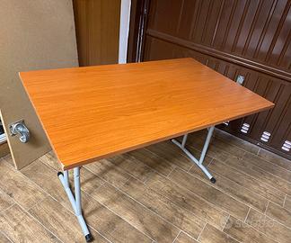 Tavolo pieghevole con piano in legno