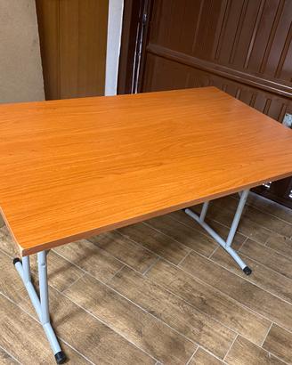 Tavolo pieghevole con piano in legno