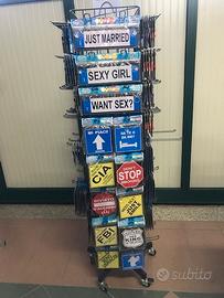 ESPOSITORE GADGET CON RUOTE