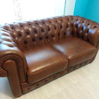 Divano in pelle, modello Chester