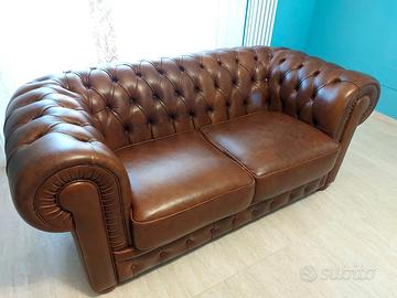 Divano in pelle, modello Chester